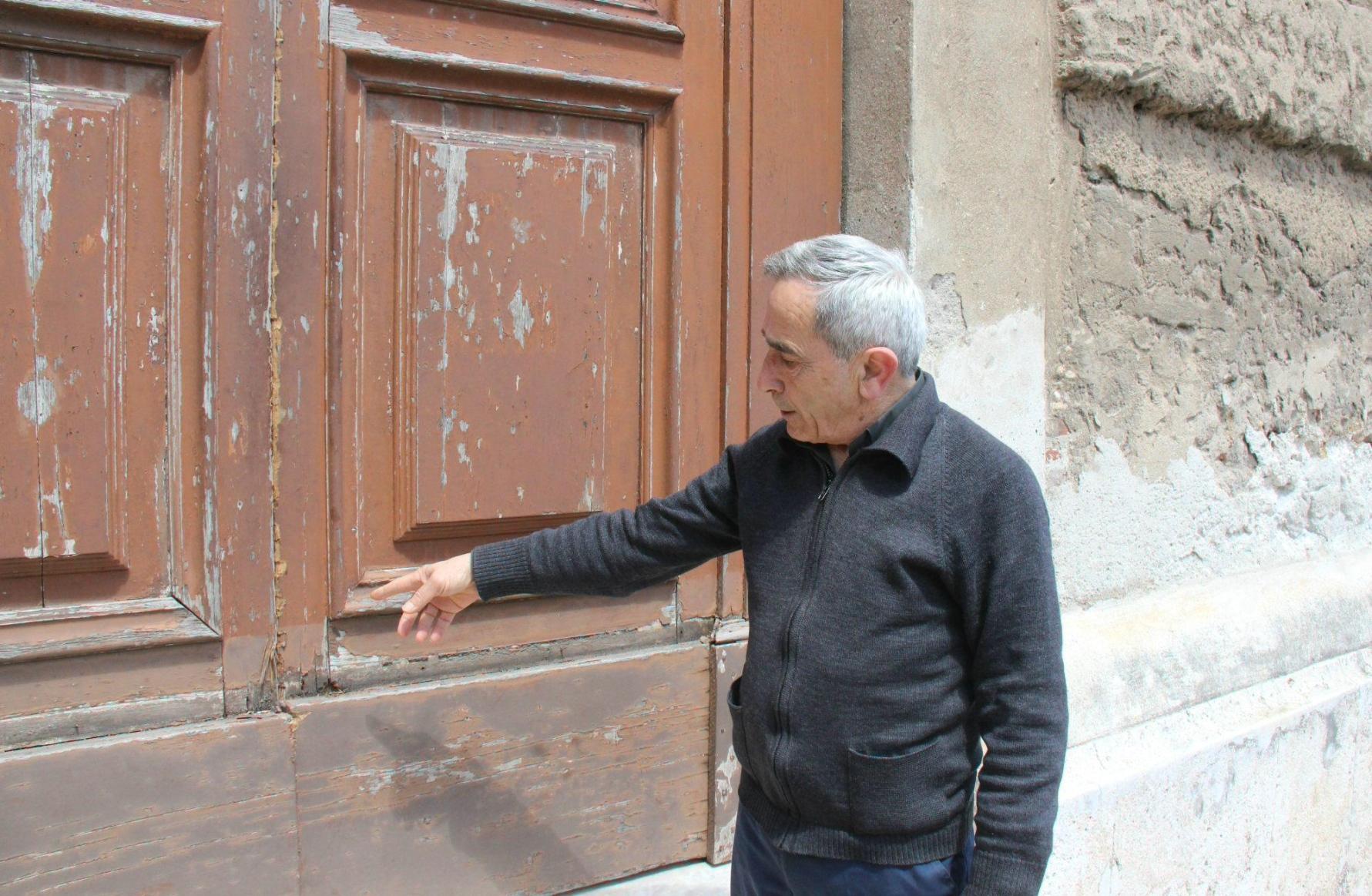 Prende a calci il portone della chiesa e tenta di rubare: arrestato un 35enne