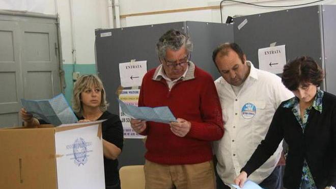 Elezioni, affluenza in calo, si vota fino alle 15 di oggi