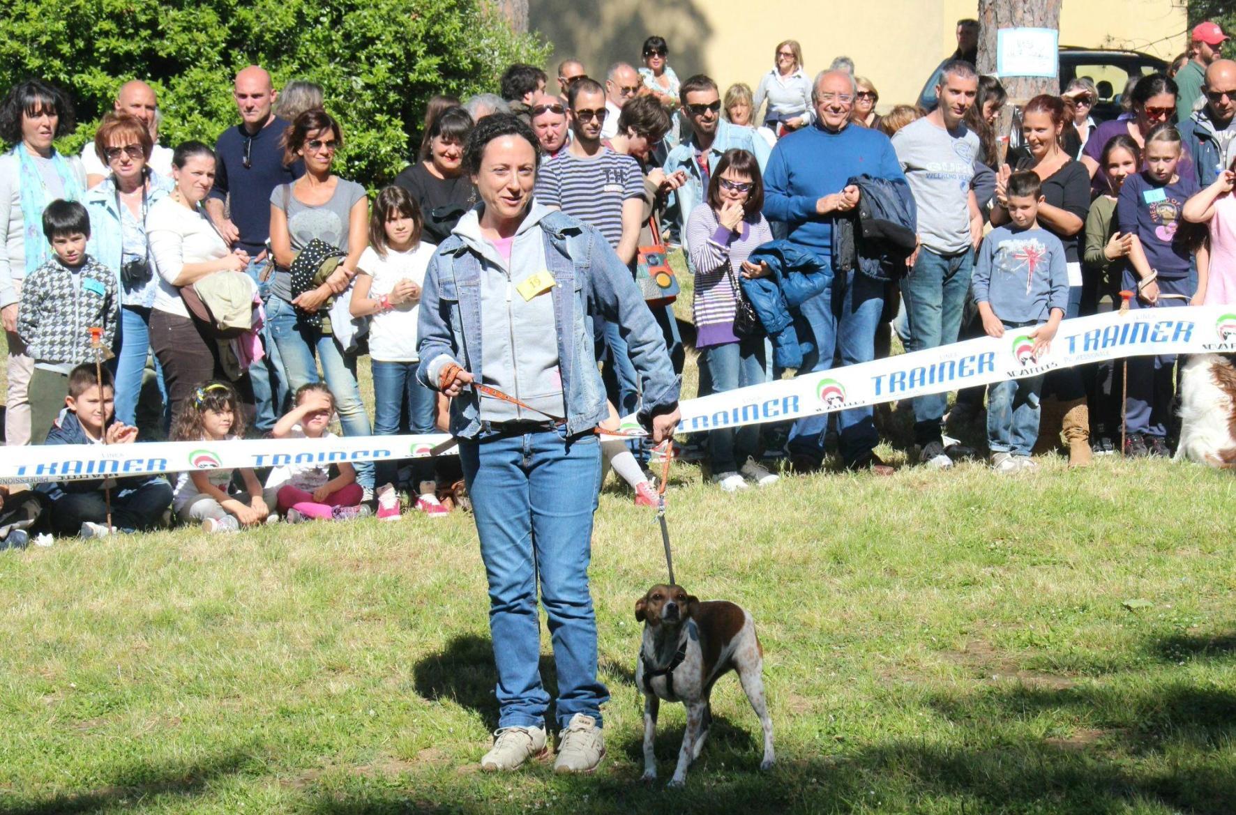 Cani, amore e fantasia: al Cisternino sfila l’orgoglio meticcio 