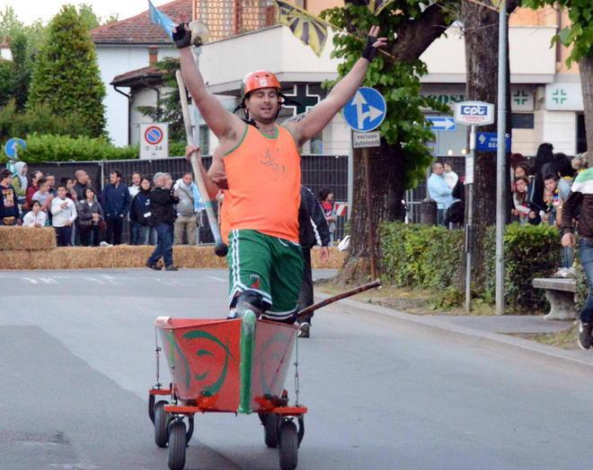 Alla contrada di San Martino in Catiana il Palio dei barchini 