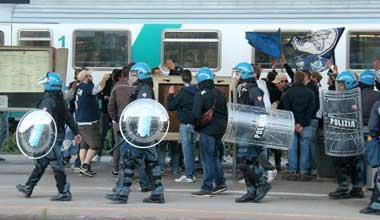 60 tifosi del Brescia rimandati indietro dalla polizia: erano senza biglietto