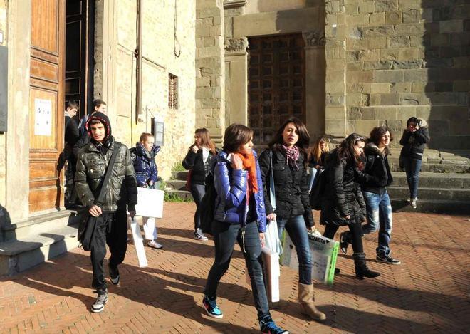 Succursale fatiscente, studenti e insegnanti in piazza
