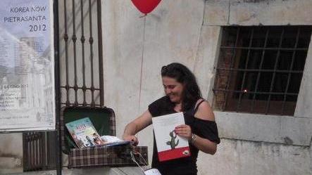 Letture ad alta voce in centro con “I libri invadono la città”