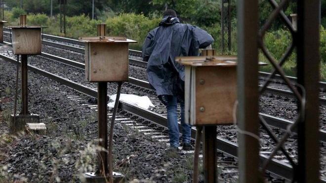 Si toglie la vita gettandosi sotto il treno