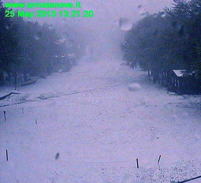 Neve sull’Amiata, tromba d’aria al mare 