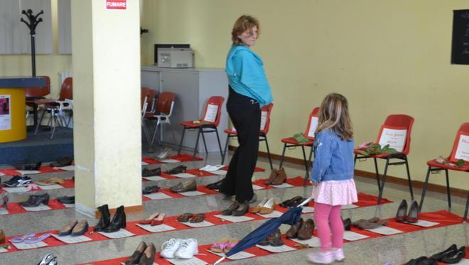 Gli alunni del liceo in silenzio vicino alle scarpe delle vittime 