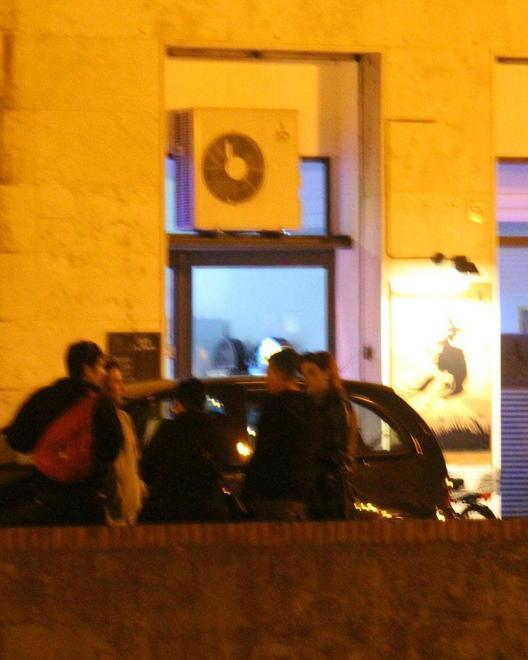Rissa per strada Arriva la polizia e c’è il fuggi fuggi 