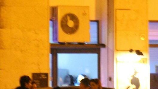 Rissa per strada Arriva la polizia e c’è il fuggi fuggi