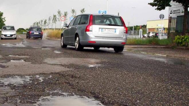 Disposti a pagarsi l’asfalto Protesta in due strade