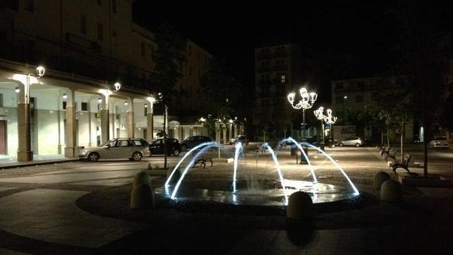 In piazza Garibaldi la nuova fontana si colora di blu
