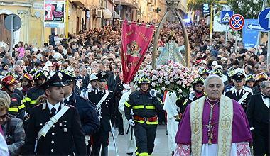 Una folla di fedeli ai piedi della Madonna 