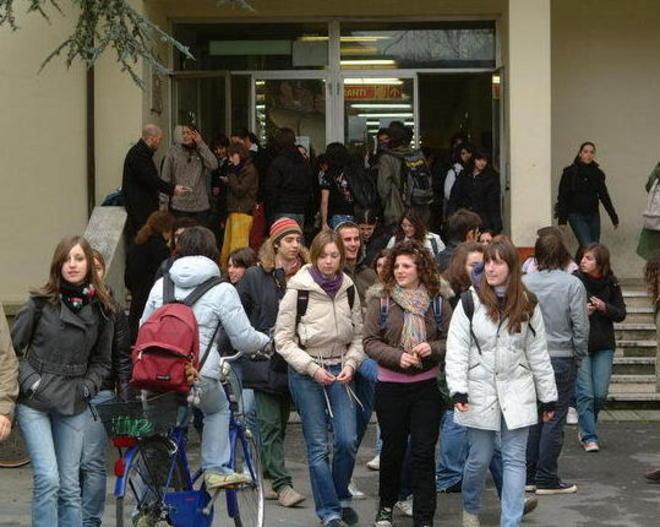 Iscrizioni in calo negli istituti tecnici e professionali, la scuola più gettonata è il Vallisneri 