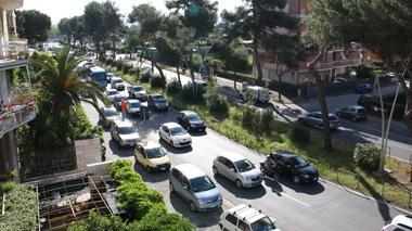 Code sul viale Nazario Sauro alla nuova rotatoria