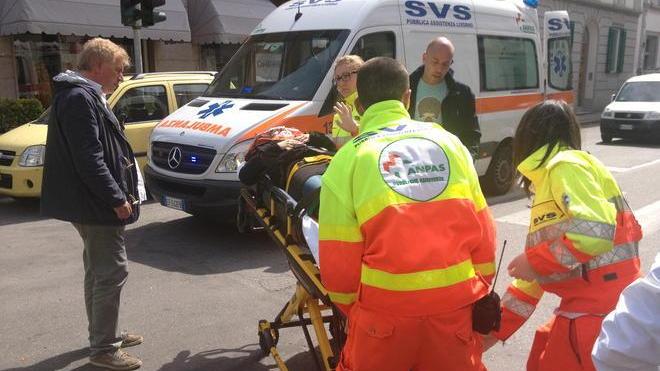 Passa col rosso e travolge scooterista: salvata dal casco