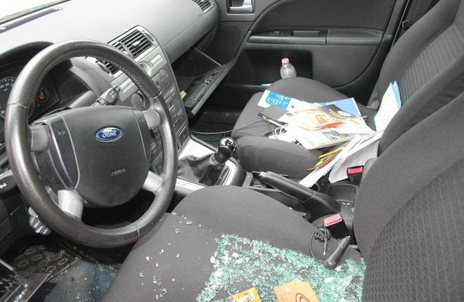 Spacca auto in piazza Dante, arrestato dalle volanti