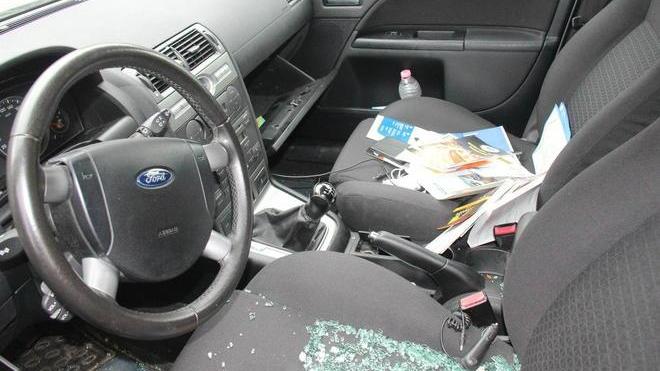 Spacca auto in piazza Dante, arrestato dalle volanti