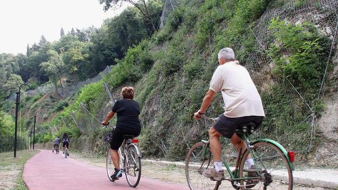 Pensionato aggredito sulla pista ciclabile e rapinato del Rolex d'oro