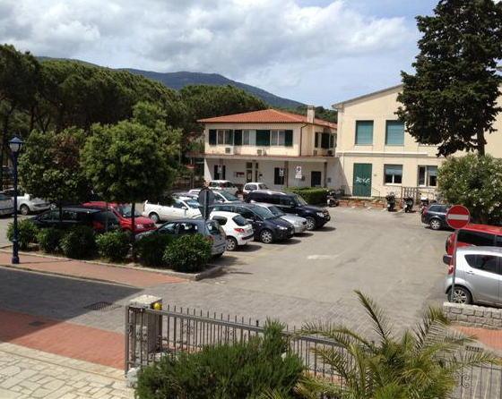 Parcheggi gratuiti solo per i consiglieri in piazza degli Eroi 