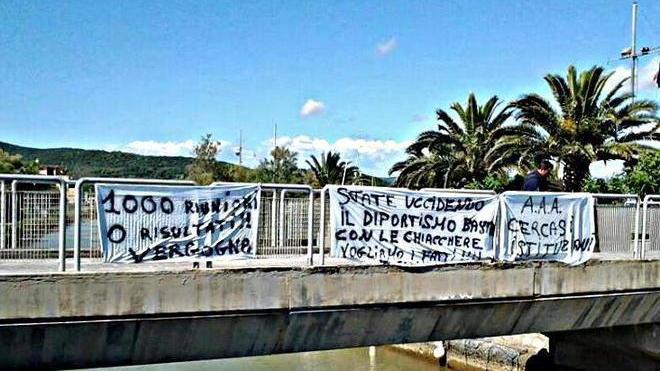 Striscioni al Fossino per i posti barca