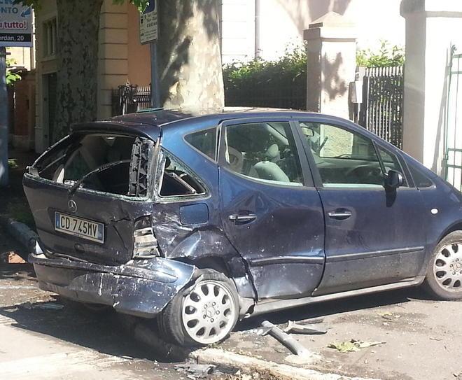 Sbanda e si schianta su un’auto 
