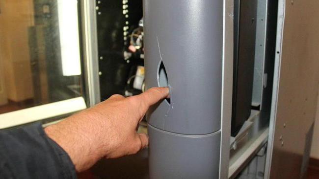 Scassinati distributori di villa Tirrena
