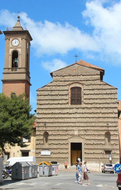 Calci alla porta della chiesa e colpi di scalpello: in carcere