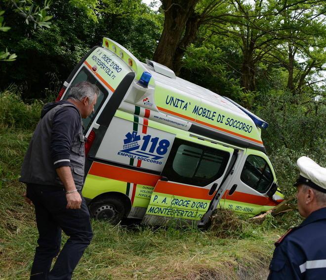 Ambulanza si ribalta e va nella scarpata “fermata” da un olivo 