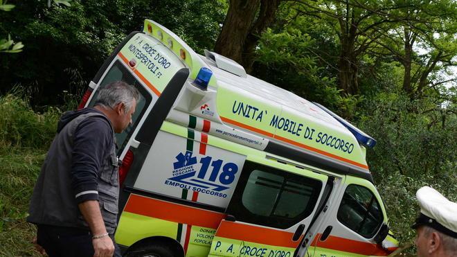 Ambulanza si ribalta e va nella scarpata “fermata” da un olivo