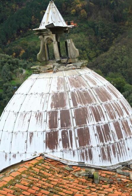 Appello per far riaprire la chiesa colpita dal fulmine