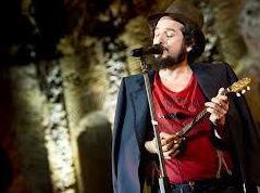 Capossela in concerto gran finale al Manzoni 