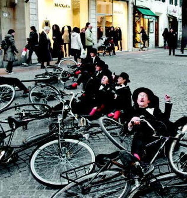 Alla stazione tutto il quartiere si fa palcoscenico 