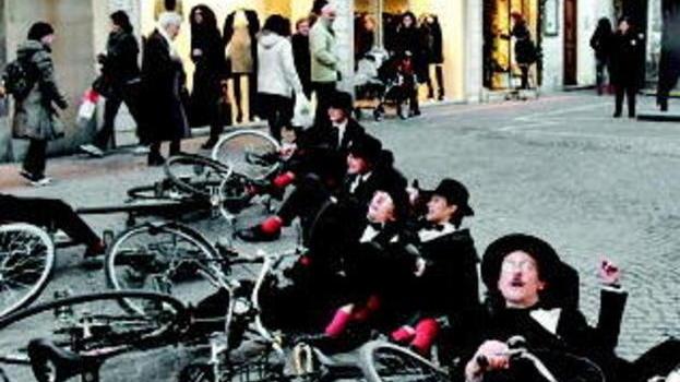 Alla stazione tutto il quartiere si fa palcoscenico