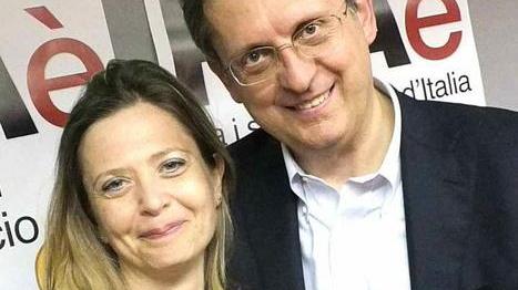 A metà scrutinio lascia la sede del Pd e abbraccia la città