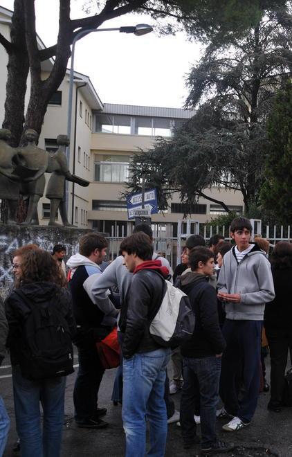Scuole superiori, iscrizioni in calo del 4,8% 
