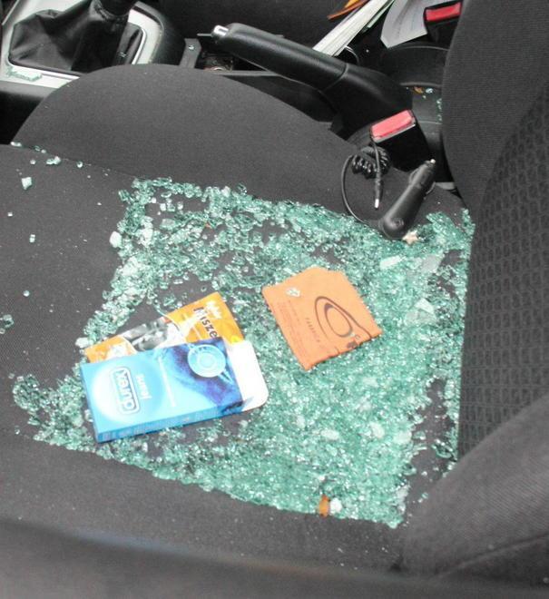 Spacca auto alla stazione, preso 