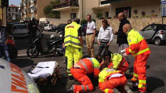 Passa con il rosso e travolge ragazza: salvata dal casco