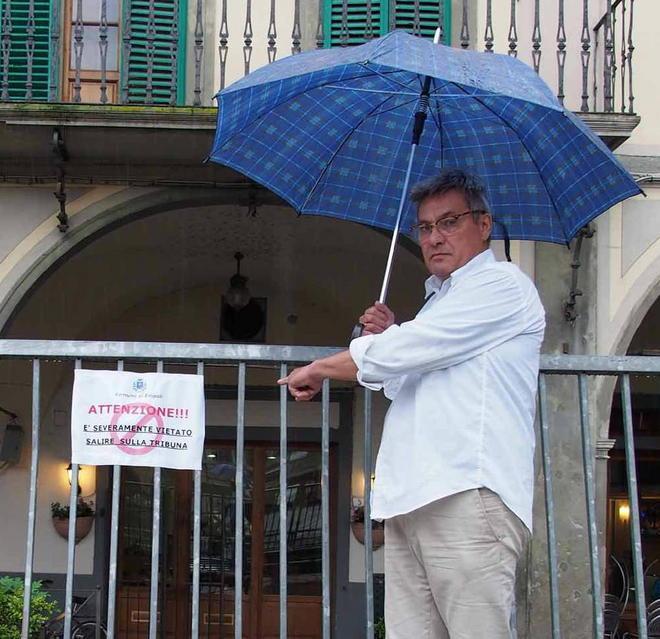 Parte la protesta per le tribune montate in piazza
