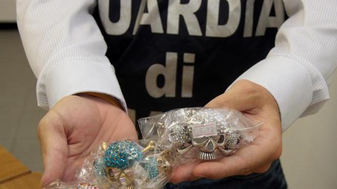 Bigiotteria cancerogena: la Finanza sequestra mezzo milione di pezzi