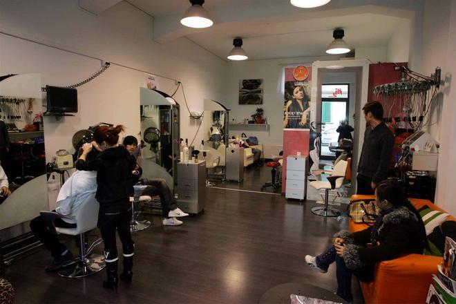 Parrucchieri abusivi, la polizia municipale sequestra due negozi 