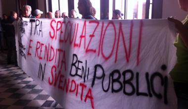 Ex Caserma occupata, cinquanta persone in Comune 