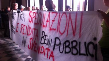 Ex Caserma occupata, cinquanta persone in Comune