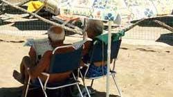 Anziani al mare con un solo euro