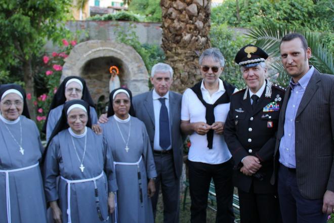 Bocelli, show a sorpresa dalle Francescane