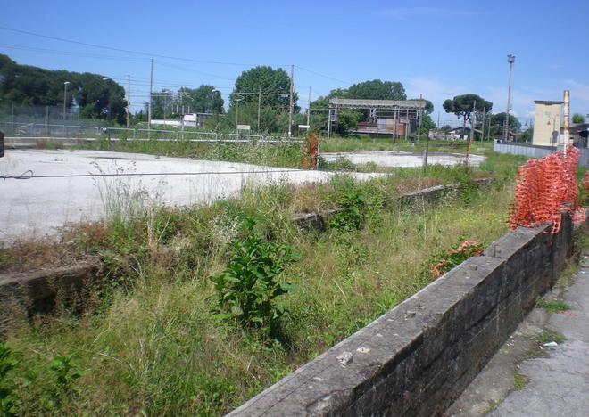 Degrado nel piazzale esterno alla stazione