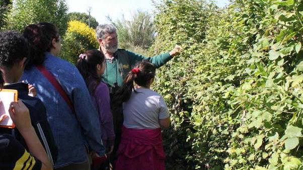 I ragazzi alla scoperta del laghetto di Tufaia