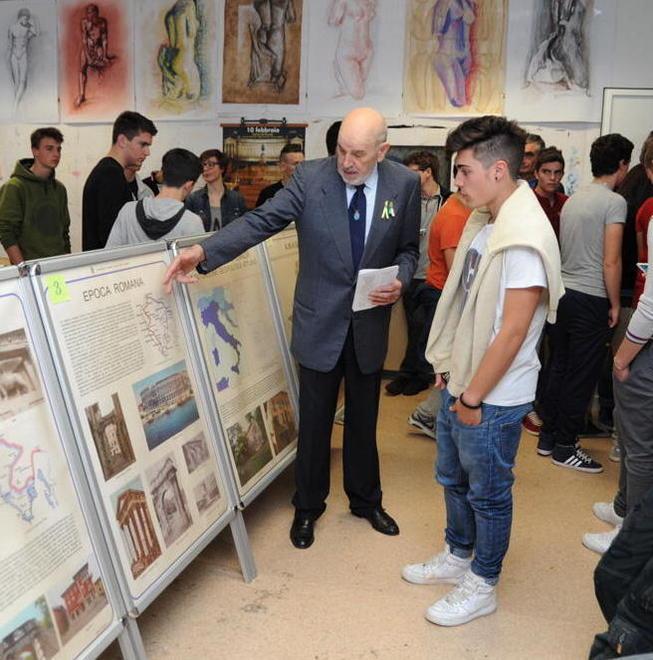 La scuola “Sotto un’altra luce” Spazio all’estro e alla creatività 