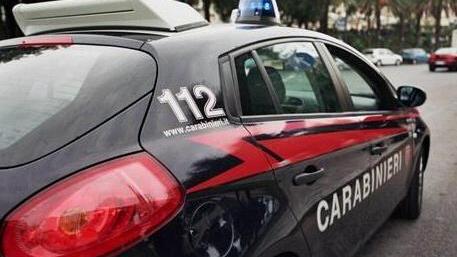 Cercano i soldi e assaltano il distributore di preservativi