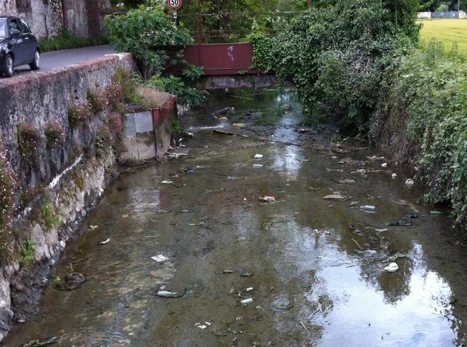 Condotto pubblico pieno di rifiuti 