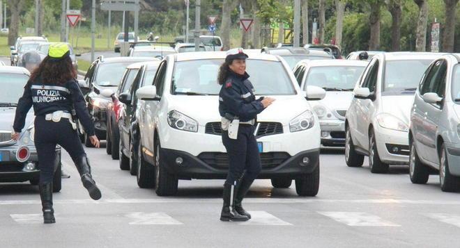 Semaforo di viale Sauro, debutto fra rabbia e code 
