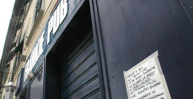 Botte fuori dal locale chiuso il Frankie pub 